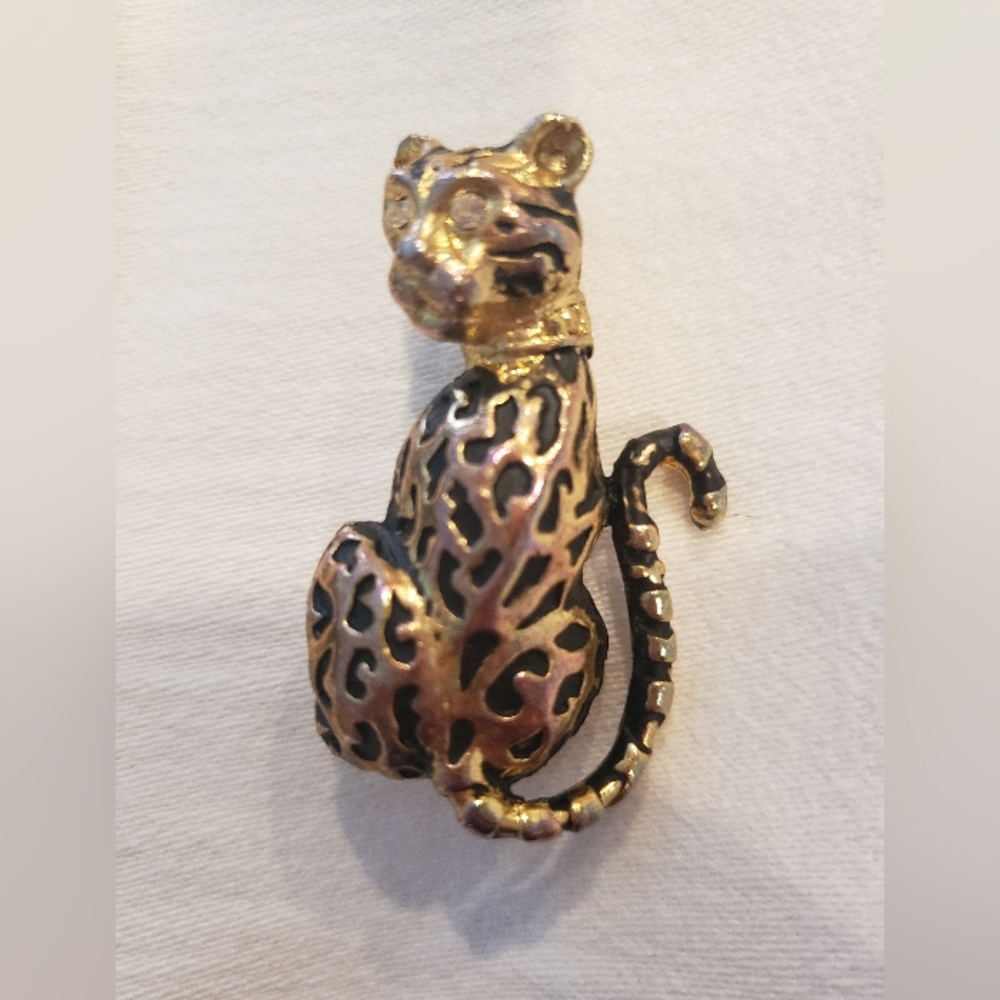 Cheetah Leopard Big Cat Brooch Pin, vintage. Gold tone and black enamel.